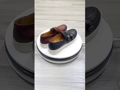 les hommes glissent sur la chaussure de sport