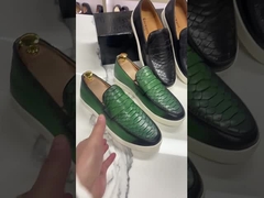 les hommes glissent sur la chaussure de sport