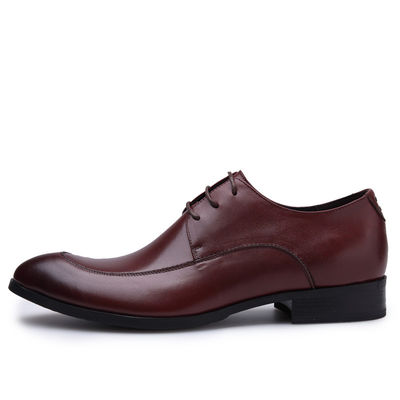 Des chaussures d' homme confortables, des chaussures d' homme d' été, des chaussures à dentelle brune.