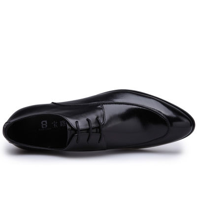 Des chaussures d' homme confortables, des chaussures d' homme d' été, des chaussures à dentelle brune.