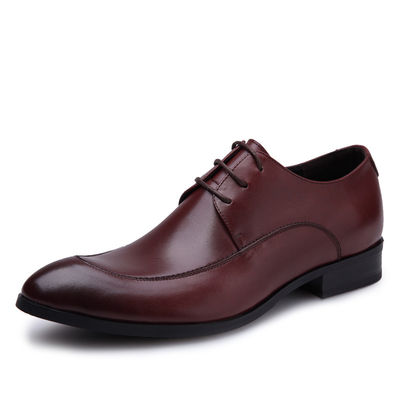 Des chaussures d' homme confortables, des chaussures d' homme d' été, des chaussures à dentelle brune.