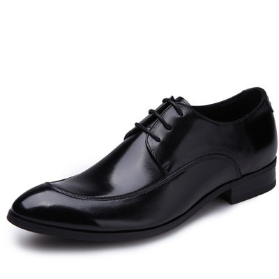 Des chaussures d' homme confortables, des chaussures d' homme d' été, des chaussures à dentelle brune.