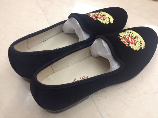 Chaussures en cuir brun pour homme, sandales de velours brodées.