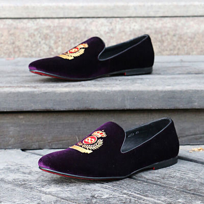 Chaussures en cuir brun pour homme, sandales de velours brodées.