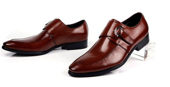Des chaussures en cuir noir et brun, des chaussures en cuir à bretelles.