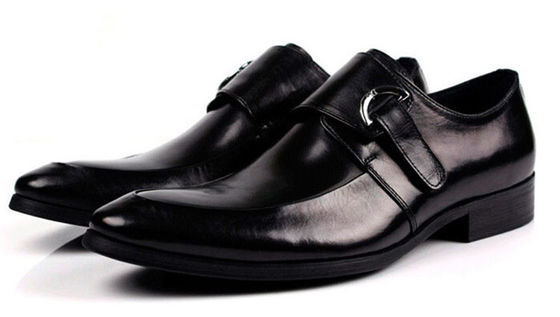 Des chaussures en cuir noir et brun, des chaussures en cuir à bretelles.