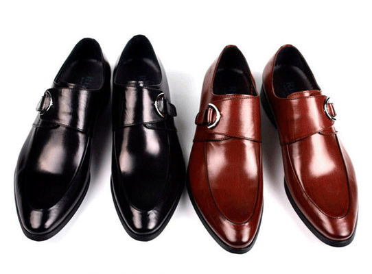 Des chaussures en cuir noir et brun, des chaussures en cuir à bretelles.