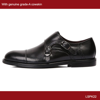 Des chaussures à bretelles, des chaussures en cuir avec boucle.