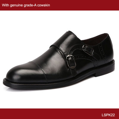 Des chaussures à bretelles, des chaussures en cuir avec boucle.