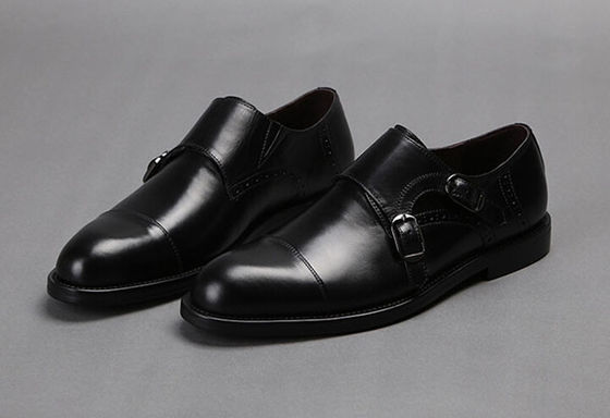 Des chaussures à bretelles, des chaussures en cuir avec boucle.