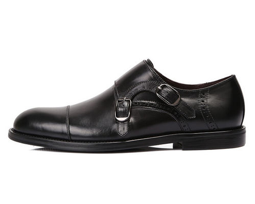Des chaussures à bretelles, des chaussures en cuir avec boucle.