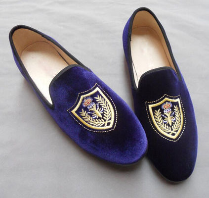 Des chaussons de velours pour hommes brodés sur mesure