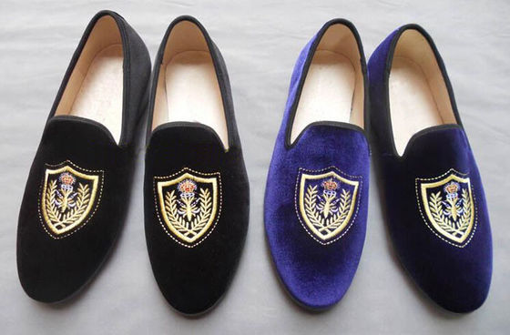 Des chaussons de velours pour hommes brodés sur mesure