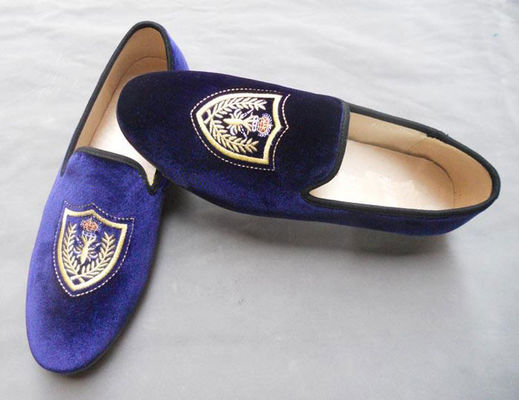 Des chaussons de velours pour hommes brodés sur mesure