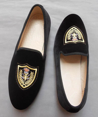 Des chaussons de velours pour hommes brodés sur mesure