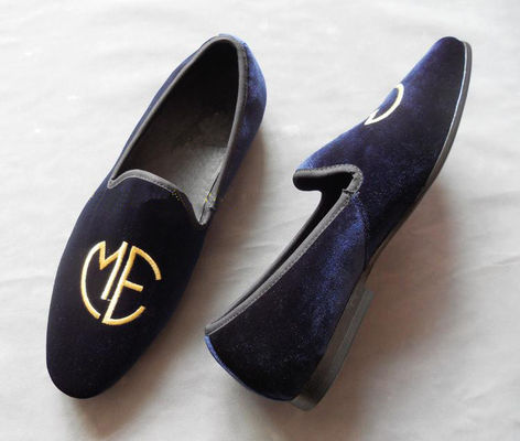 Des hommes élégants, brodés, avec des lunettes de suède bleues, des chaussures élégantes et de mode.