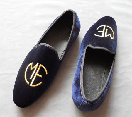 Des hommes élégants, brodés, avec des lunettes de suède bleues, des chaussures élégantes et de mode.