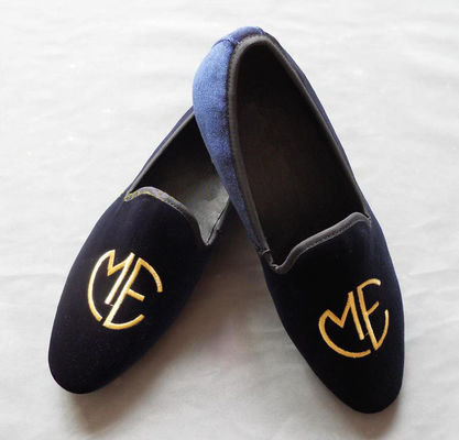 Des hommes élégants, brodés, avec des lunettes de suède bleues, des chaussures élégantes et de mode.