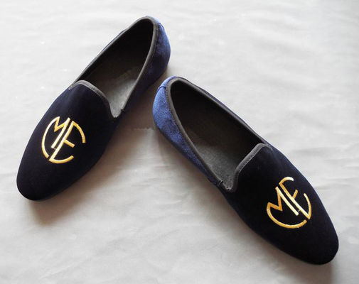 Des hommes élégants, brodés, avec des lunettes de suède bleues, des chaussures élégantes et de mode.