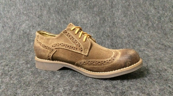 Des chaussures d' homme de style Oxford, des chaussures de sport, des chaussures de Derby en cuir authentique.