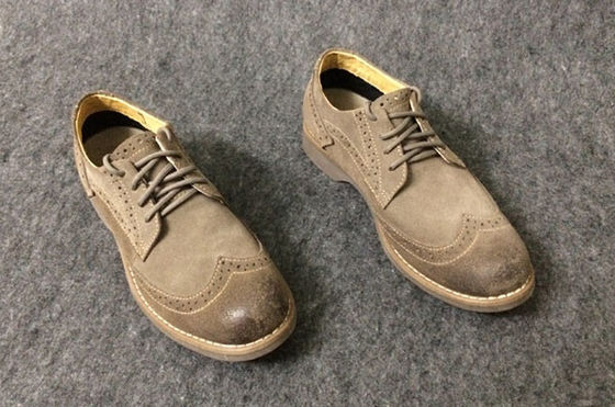 Des chaussures d' homme de style Oxford, des chaussures de sport, des chaussures de Derby en cuir authentique.