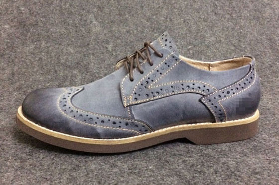 Des chaussures d' homme de style Oxford, des chaussures de sport, des chaussures de Derby en cuir authentique.