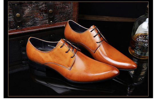 Des chaussures à talons pointus pour hommes, des chaussures de mariée, des chaussures à dentelle jaune, des chaussures Oxford faites à la main.