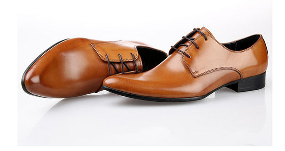 Des chaussures à talons pointus pour hommes, des chaussures de mariée, des chaussures à dentelle jaune, des chaussures Oxford faites à la main.