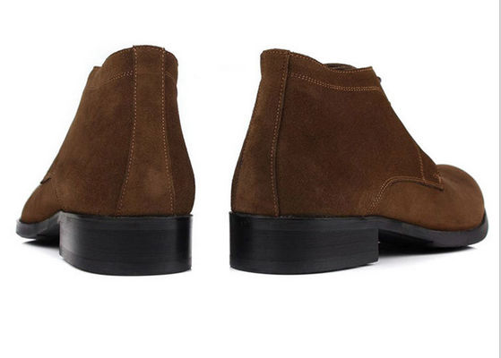Des chaussures de chelsea, des chaussures de lace noir et brun.