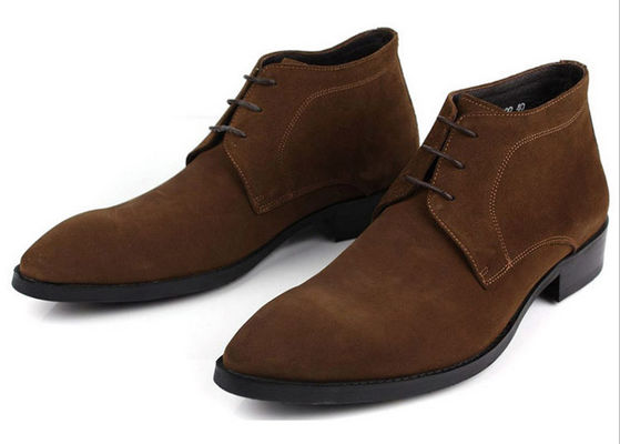 Des chaussures de chelsea, des chaussures de lace noir et brun.