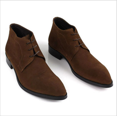 Des chaussures de chelsea, des chaussures de lace noir et brun.