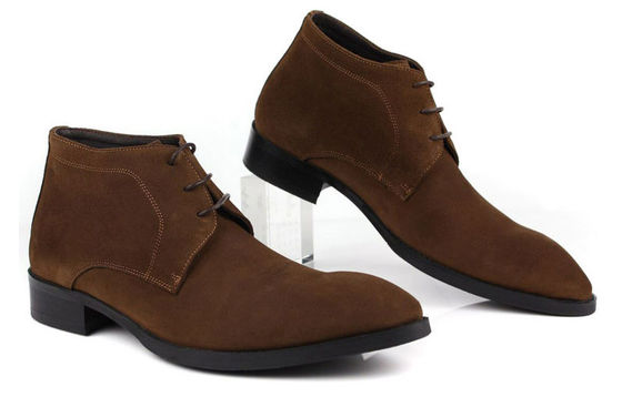 Des chaussures de chelsea, des chaussures de lace noir et brun.