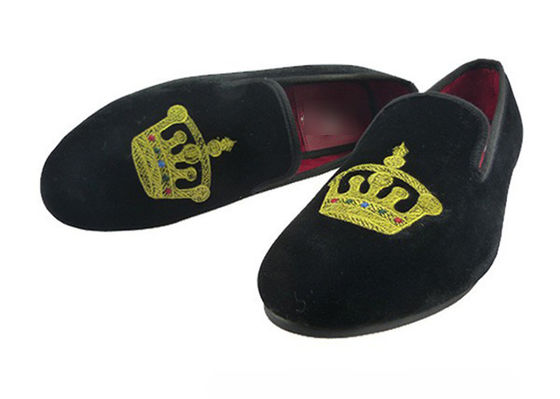 Des chaussons d' été, des sandales de velours, une couronne brodée.