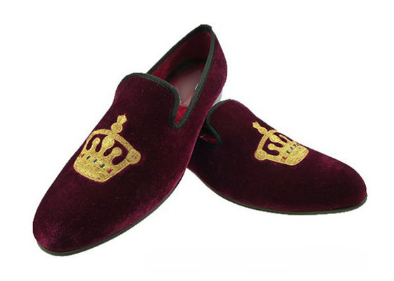 Des chaussons d' été, des sandales de velours, une couronne brodée.