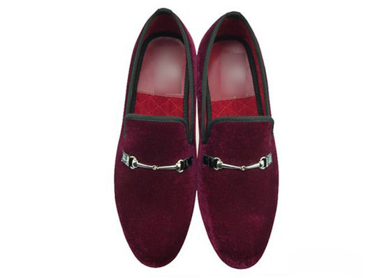 Des lunettes de velours rouges, des chaussures confortables.