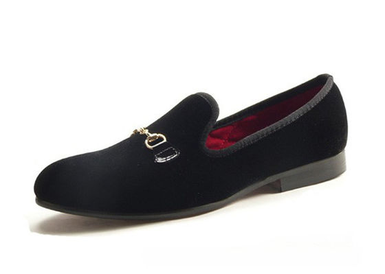 Des lunettes de velours rouges, des chaussures confortables.