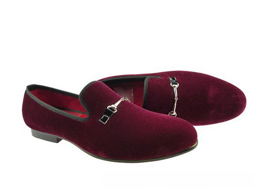 Des lunettes de velours rouges, des chaussures confortables.