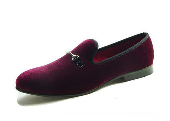 Des lunettes de velours rouges, des chaussures confortables.
