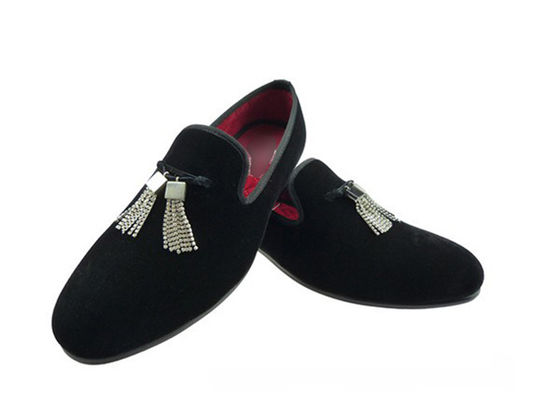 Des lunettes de velours brodées sur mesure pour hommes et des moccasins pour hommes