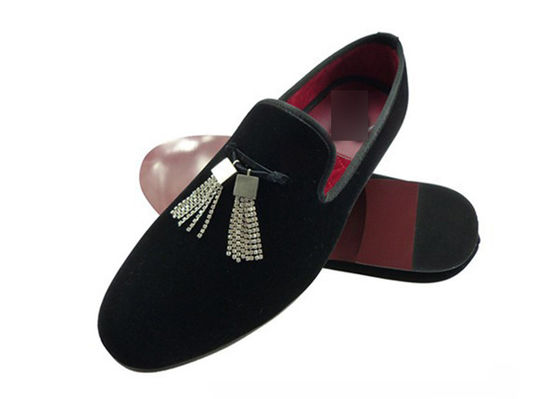 Des lunettes de velours brodées sur mesure pour hommes et des moccasins pour hommes