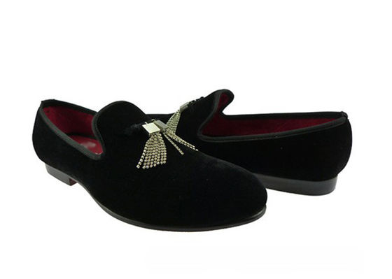 Des lunettes de velours brodées sur mesure pour hommes et des moccasins pour hommes