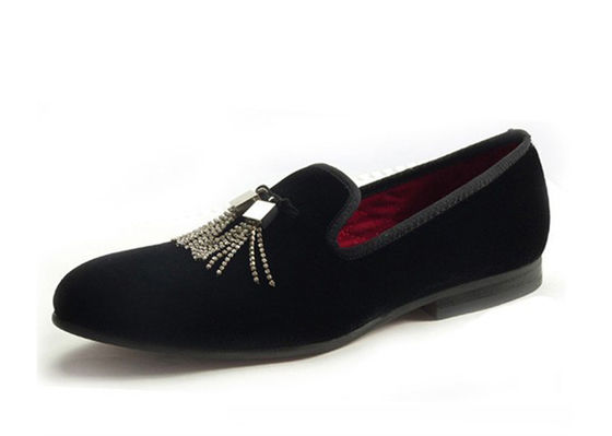 Des lunettes de velours brodées sur mesure pour hommes et des moccasins pour hommes