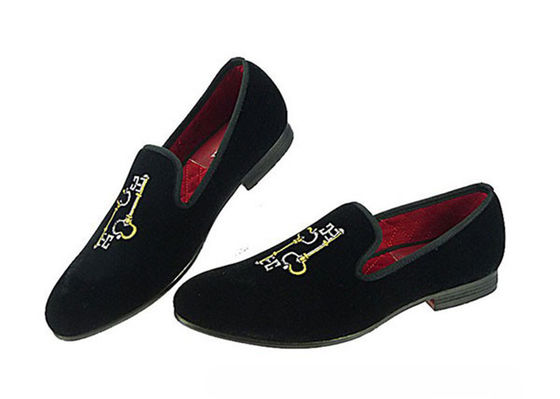 Des chaussures à manches longues, des chaussures à talons noirs.