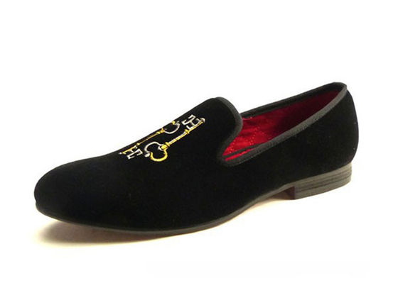 Des chaussures à manches longues, des chaussures à talons noirs.