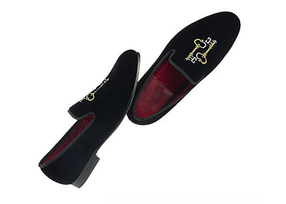 Des chaussures à manches longues, des chaussures à talons noirs.