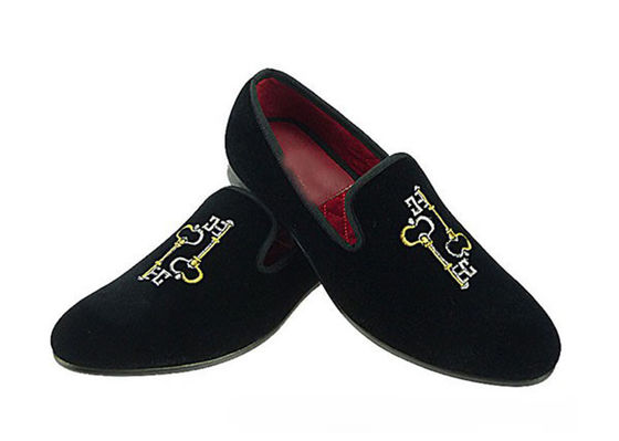 Des chaussures à manches longues, des chaussures à talons noirs.