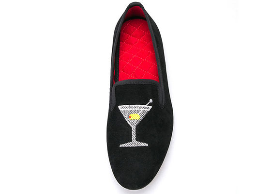 Broderie Vêtements en velours pour hommes Chaussures à chaussons noires pour hommes avec un design en verre de vin
