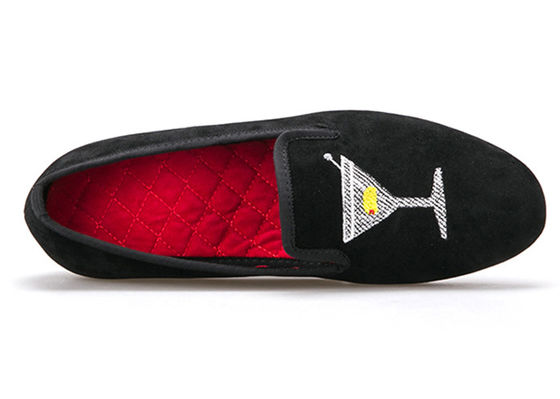 Broderie Vêtements en velours pour hommes Chaussures à chaussons noires pour hommes avec un design en verre de vin