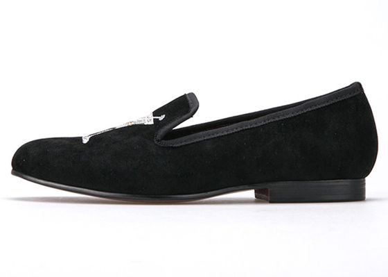 Broderie Vêtements en velours pour hommes Chaussures à chaussons noires pour hommes avec un design en verre de vin