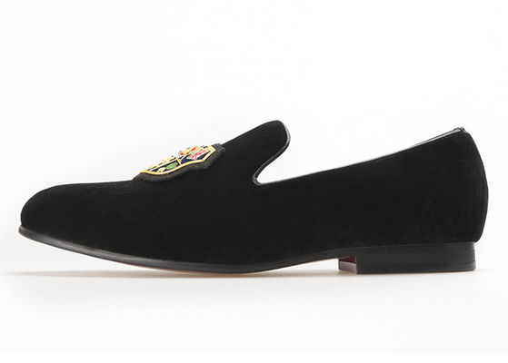 Des lunettes de velours, des lunettes de cuir, des chaussures.